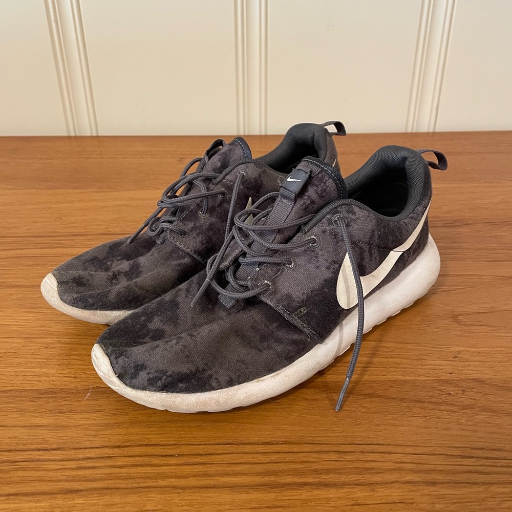 Nike Roshe Run Grey Multi-Color Wolf Print Size 8.5 Running Shoes